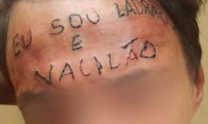 Como está atualmente o jovem que teve a testa tatuada ladrão e vacilão?