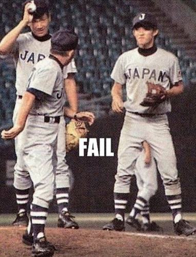 Uma fotografia bem inusitada foi tirada nesse jogo de beisebol. Mas se você olhar atentamente vai perceber que se trata apenas de um braço de um outro jogador que está longe.